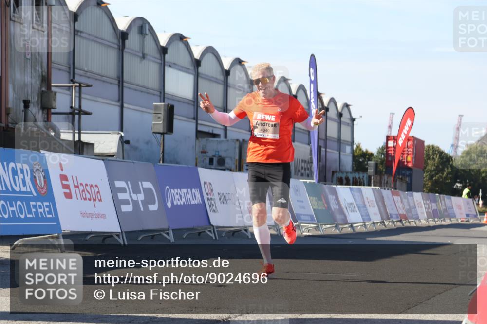 03.10.2025 - Köhlbrandbrückenlauf Luisa Fischer http://msf.ph/oto/9024696 03.10.2025 12:52:58 Ziel 4034, 4040 meine-sportfotos.de