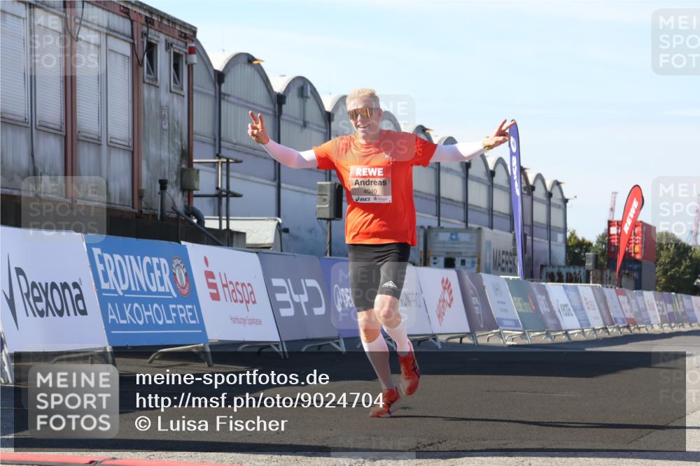 03.10.2025 - Köhlbrandbrückenlauf Luisa Fischer http://msf.ph/oto/9024704 03.10.2025 12:52:58 Ziel 4034, 4040 meine-sportfotos.de