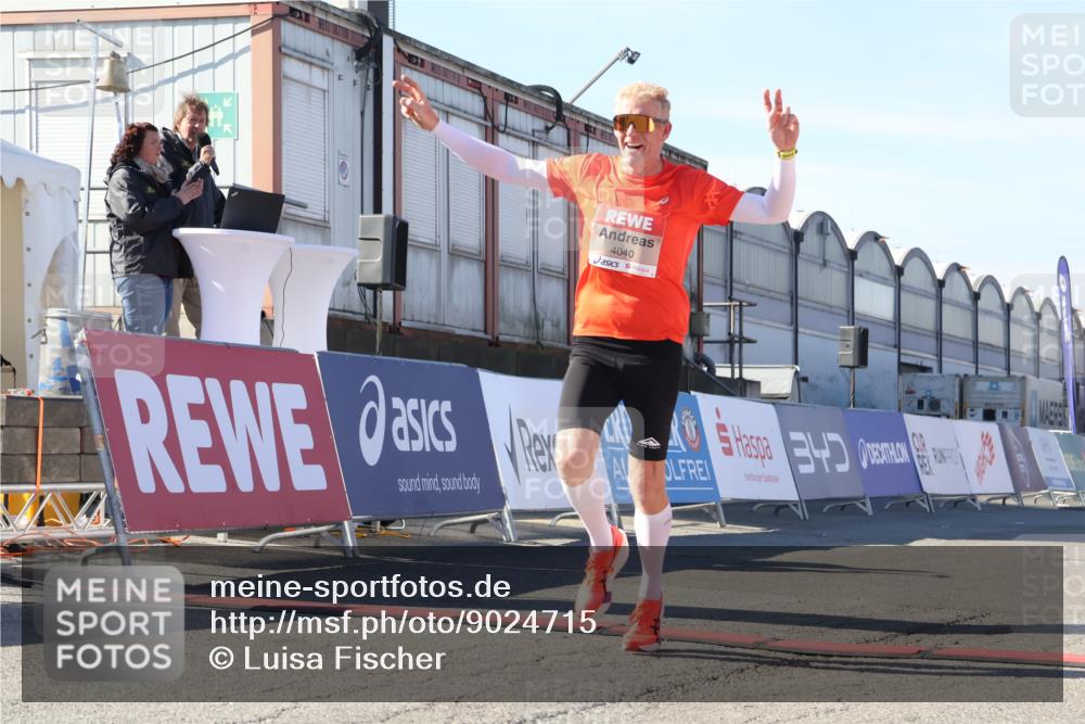 03.10.2025 - Köhlbrandbrückenlauf Luisa Fischer http://msf.ph/oto/9024715 03.10.2025 12:52:59 Ziel 4034, 4040 meine-sportfotos.de