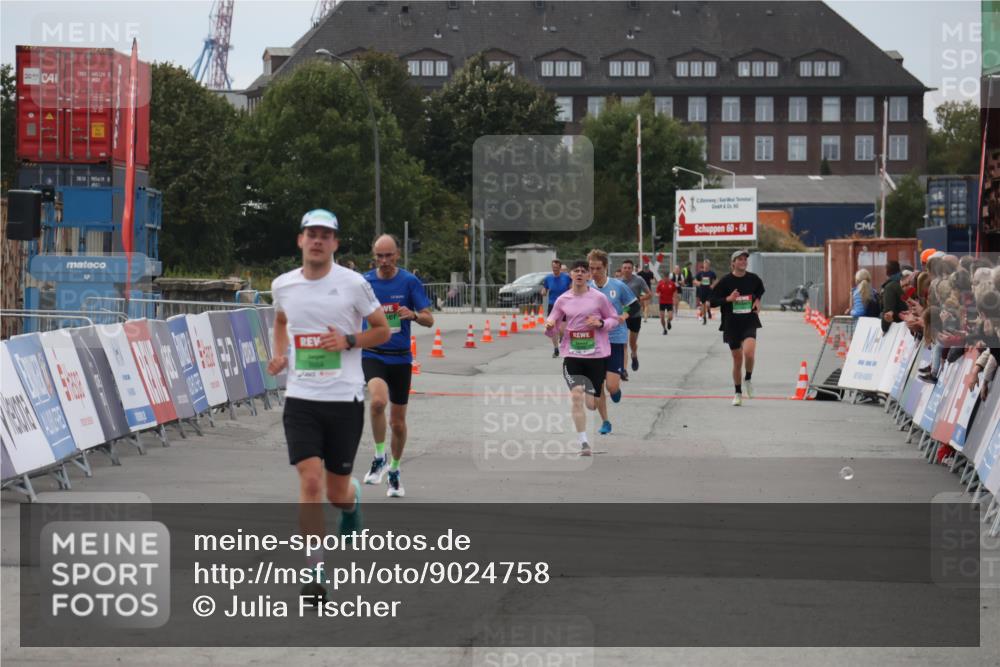 03.10.2025 - Köhlbrandbrückenlauf Julia Fischer http://msf.ph/oto/9024758 03.10.2025 15:56:50 Ziel 7166, 8782, 9664 meine-sportfotos.de