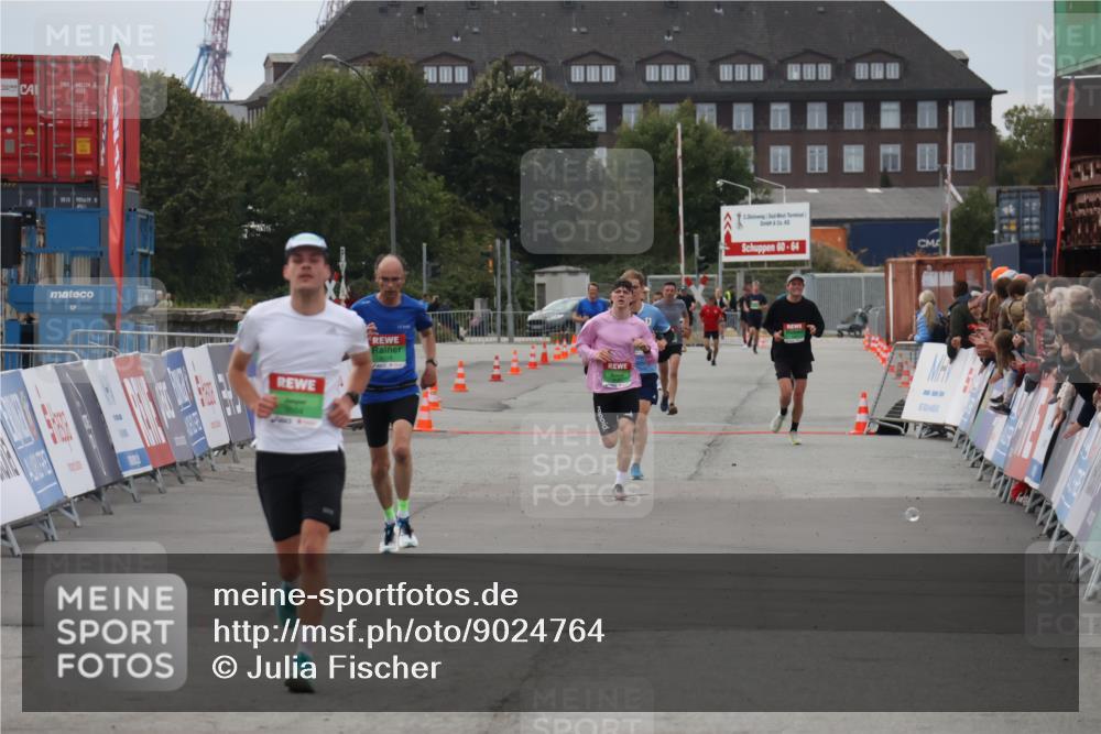 03.10.2025 - Köhlbrandbrückenlauf Julia Fischer http://msf.ph/oto/9024764 03.10.2025 15:56:50 Ziel 7166, 8782, 9664 meine-sportfotos.de