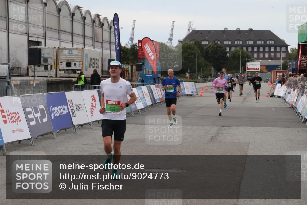 03.10.2025 - Köhlbrandbrückenlauf Julia Fischer http://msf.ph/oto/9024773 03.10.2025 15:56:53 Ziel 9226, 9664, 9665 meine-sportfotos.de