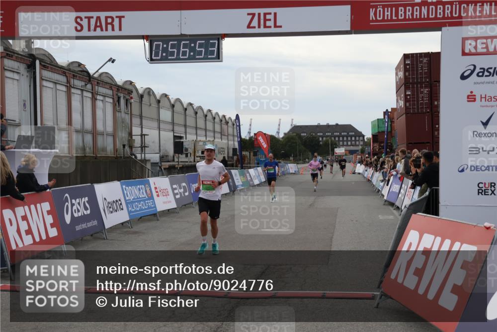 03.10.2025 - Köhlbrandbrückenlauf Julia Fischer http://msf.ph/oto/9024776 03.10.2025 15:56:54 Ziel 9226, 9664, 9665 meine-sportfotos.de