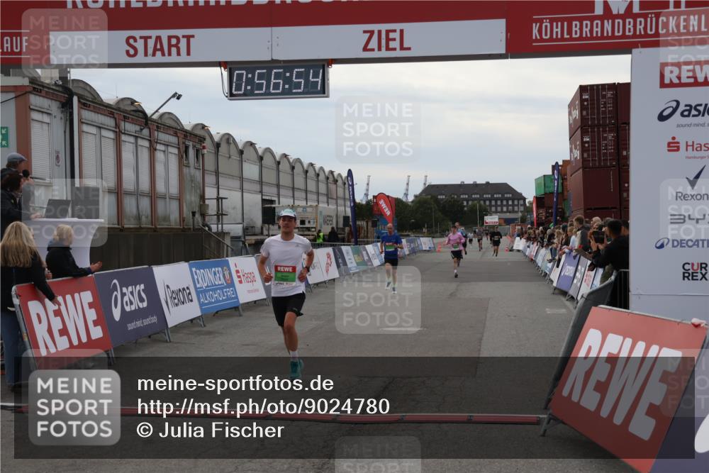 03.10.2025 - Köhlbrandbrückenlauf Julia Fischer http://msf.ph/oto/9024780 03.10.2025 15:56:54 Ziel 9226, 9664, 9665 meine-sportfotos.de