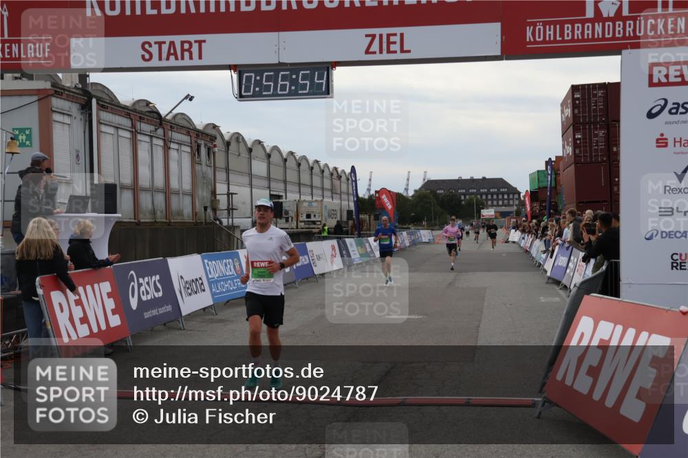 03.10.2025 - Köhlbrandbrückenlauf Julia Fischer http://msf.ph/oto/9024787 03.10.2025 15:56:54 Ziel 9226, 9664, 9665 meine-sportfotos.de