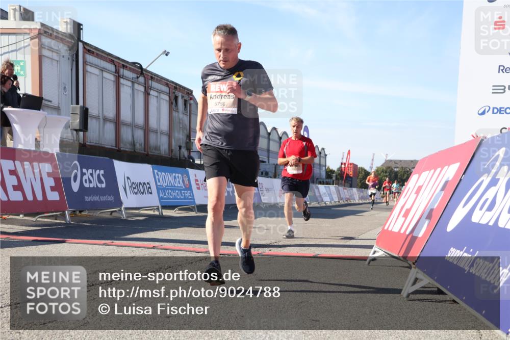 03.10.2025 - Köhlbrandbrückenlauf Luisa Fischer http://msf.ph/oto/9024788 03.10.2025 12:53:18 Ziel 4142, 5786, 6333 meine-sportfotos.de