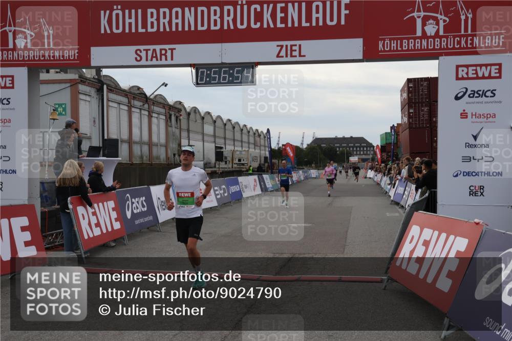 03.10.2025 - Köhlbrandbrückenlauf Julia Fischer http://msf.ph/oto/9024790 03.10.2025 15:56:55 Ziel 9226, 9664, 9665 meine-sportfotos.de