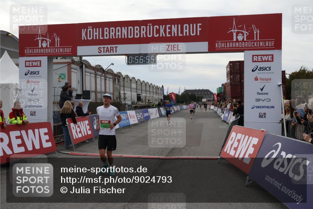 03.10.2025 - Köhlbrandbrückenlauf Julia Fischer http://msf.ph/oto/9024793 03.10.2025 15:56:55 Ziel 9226, 9664, 9665 meine-sportfotos.de
