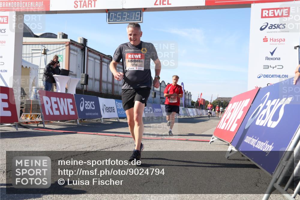 03.10.2025 - Köhlbrandbrückenlauf Luisa Fischer http://msf.ph/oto/9024794 03.10.2025 12:53:18 Ziel 4142, 5786, 6333 meine-sportfotos.de