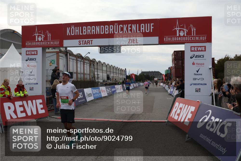 03.10.2025 - Köhlbrandbrückenlauf Julia Fischer http://msf.ph/oto/9024799 03.10.2025 15:56:55 Ziel 9226, 9664, 9665 meine-sportfotos.de