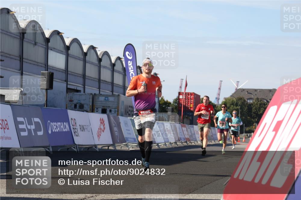 03.10.2025 - Köhlbrandbrückenlauf Luisa Fischer http://msf.ph/oto/9024832 03.10.2025 12:53:23 Ziel 4029, 4142, 5786, 6333, 6656, 6804 meine-sportfotos.de
