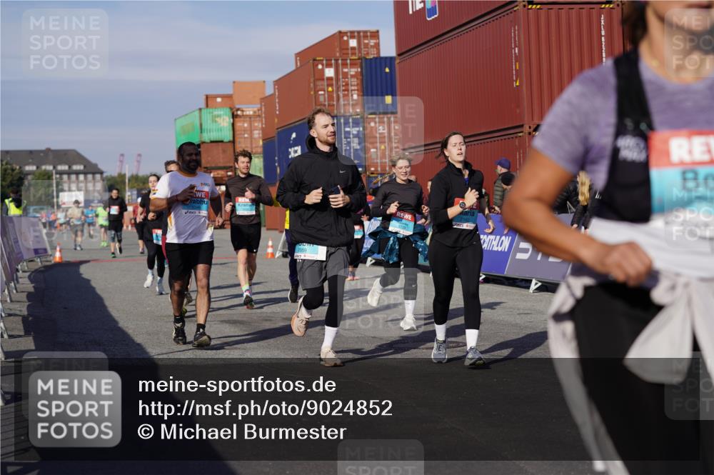 03.10.2025 - Köhlbrandbrückenlauf Michael Burmester http://msf.ph/oto/9024852 03.10.2025 10:27:33 Ziel 1472, 2059, 2086, 2162, 2166, 2192, 2237, 2352, 3346, 3429, 3451, 3452, 3626, 3739 meine-sportfotos.de