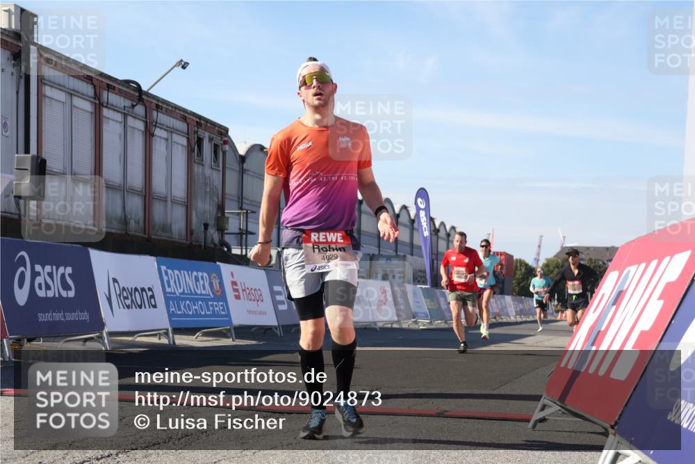 03.10.2025 - Köhlbrandbrückenlauf Luisa Fischer http://msf.ph/oto/9024873 03.10.2025 12:53:25 Ziel 4029, 4142, 5786, 6241, 6656, 6804 meine-sportfotos.de