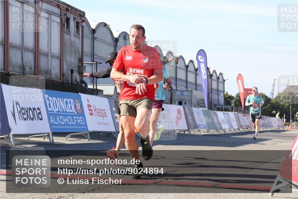 03.10.2025 - Köhlbrandbrückenlauf Luisa Fischer http://msf.ph/oto/9024894 03.10.2025 12:53:27 Ziel 4029, 4142, 4155, 5786, 6241, 6656, 6804 meine-sportfotos.de