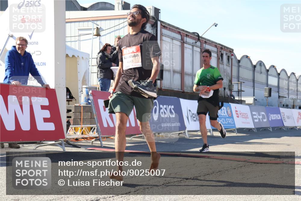 03.10.2025 - Köhlbrandbrückenlauf Luisa Fischer http://msf.ph/oto/9025007 03.10.2025 12:53:41 Ziel 4043, 4155, 6085, 6624 meine-sportfotos.de