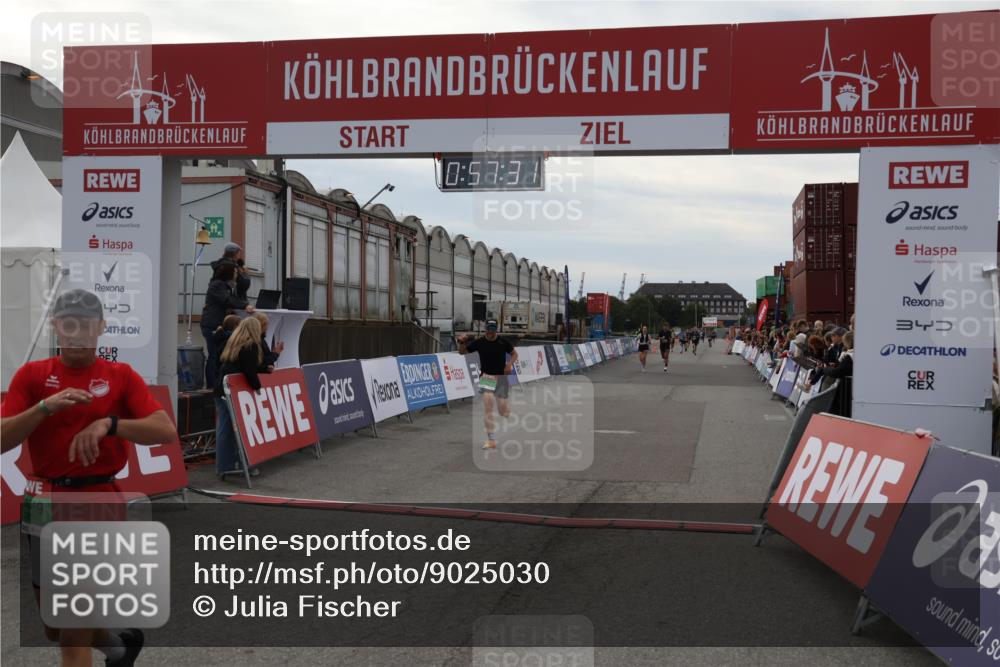 03.10.2025 - Köhlbrandbrückenlauf Julia Fischer http://msf.ph/oto/9025030 03.10.2025 15:57:32 Ziel 7261, 7535, 9668 meine-sportfotos.de