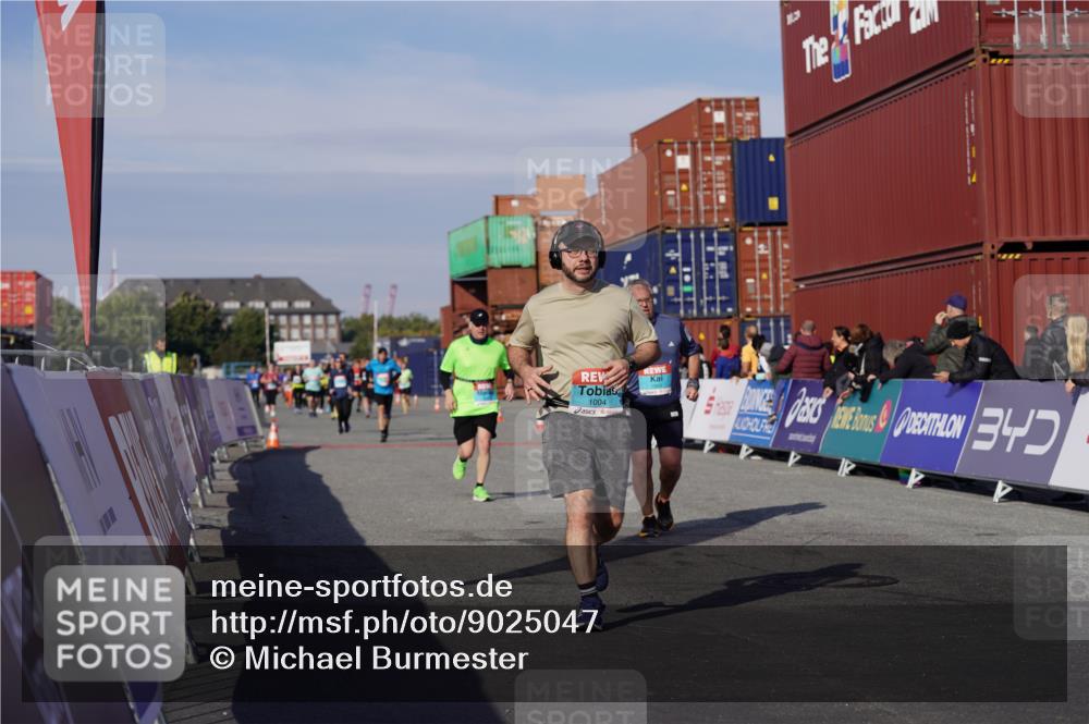 03.10.2025 - Köhlbrandbrückenlauf Michael Burmester http://msf.ph/oto/9025047 03.10.2025 10:27:46 Ziel 1004, 1342, 1759, 1993, 2525 meine-sportfotos.de