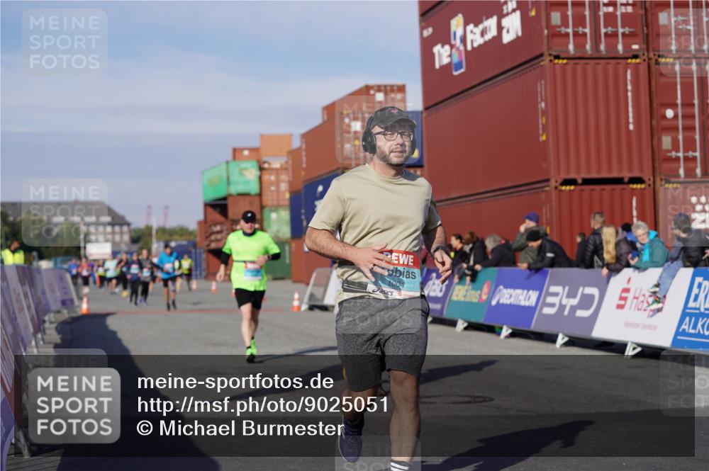 03.10.2025 - Köhlbrandbrückenlauf Michael Burmester http://msf.ph/oto/9025051 03.10.2025 10:27:47 Ziel 1004, 1342, 1759, 1993, 2525 meine-sportfotos.de
