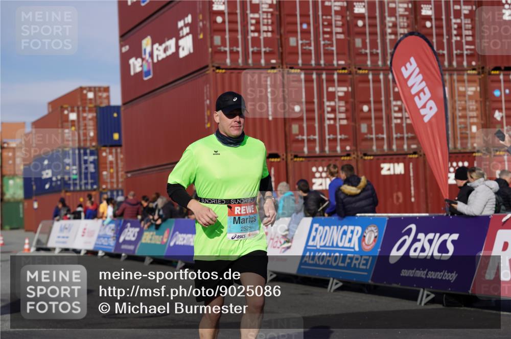 03.10.2025 - Köhlbrandbrückenlauf Michael Burmester http://msf.ph/oto/9025086 03.10.2025 10:27:51 Ziel 1004, 1993, 2525, 2752, 3393 meine-sportfotos.de