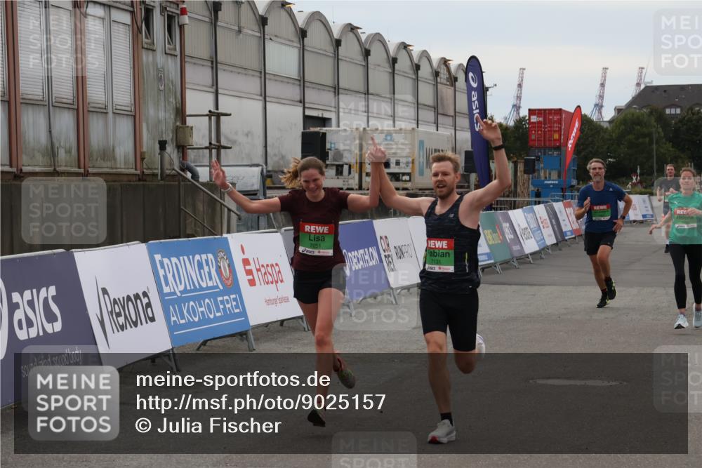03.10.2025 - Köhlbrandbrückenlauf Julia Fischer http://msf.ph/oto/9025157 03.10.2025 15:57:57 Ziel 7051, 7082, 7087, 7127, 7131, 7570, 8916, 9438 meine-sportfotos.de