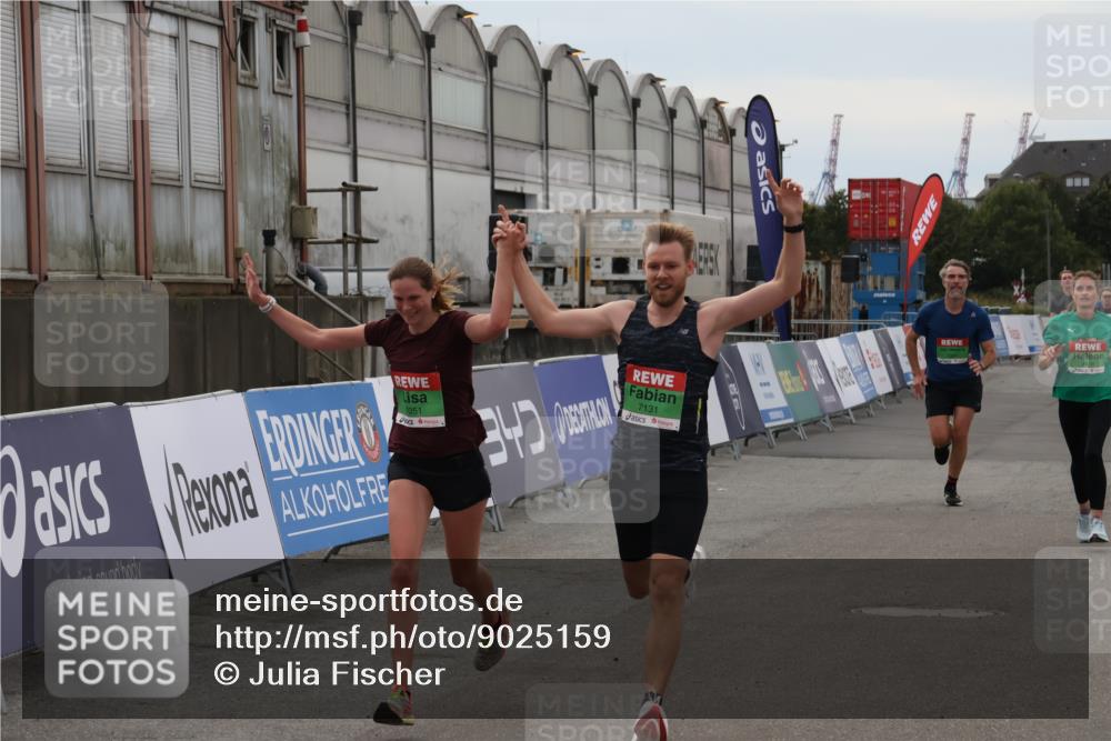 03.10.2025 - Köhlbrandbrückenlauf Julia Fischer http://msf.ph/oto/9025159 03.10.2025 15:57:57 Ziel 7051, 7082, 7087, 7127, 7131, 7570, 8916, 9438 meine-sportfotos.de