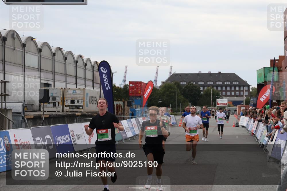 03.10.2025 - Köhlbrandbrückenlauf Julia Fischer http://msf.ph/oto/9025190 03.10.2025 15:58:04 Ziel 7029, 7051, 7087, 7127, 7131, 7352, 7577, 7614, 9438 meine-sportfotos.de