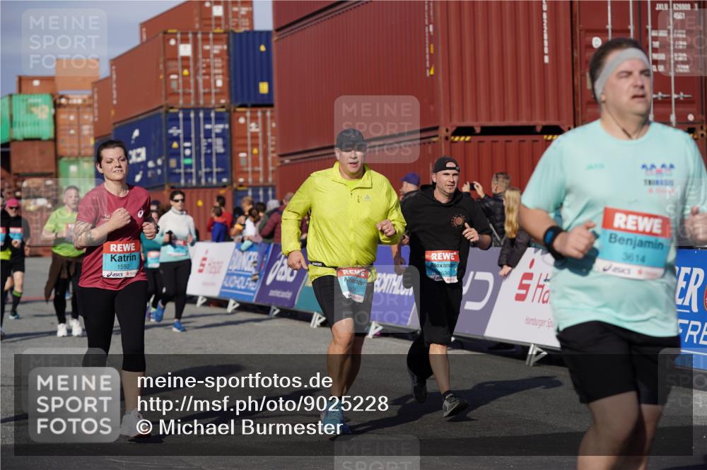 03.10.2025 - Köhlbrandbrückenlauf Michael Burmester http://msf.ph/oto/9025228 03.10.2025 10:28:08 Ziel 1592, 1775, 1872, 2094, 2366, 2621, 2636, 3231, 3398, 3399, 3432, 3476, 3614, 3631, 3670 meine-sportfotos.de
