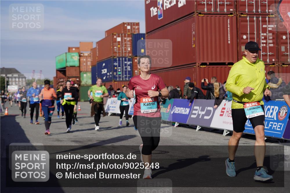 03.10.2025 - Köhlbrandbrückenlauf Michael Burmester http://msf.ph/oto/9025248 03.10.2025 10:28:10 Ziel 1579, 1592, 1775, 1872, 2094, 2366, 2636, 2869, 2870, 3161, 3231, 3360, 3398, 3399, 3432, 3476, 3614, 3631 meine-sportfotos.de