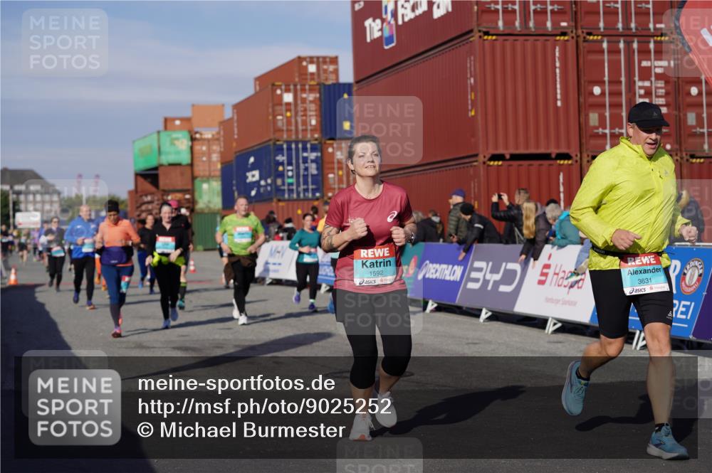 03.10.2025 - Köhlbrandbrückenlauf Michael Burmester http://msf.ph/oto/9025252 03.10.2025 10:28:10 Ziel 1579, 1592, 1775, 1872, 2094, 2366, 2636, 2869, 2870, 3161, 3231, 3360, 3398, 3399, 3432, 3476, 3614, 3631 meine-sportfotos.de