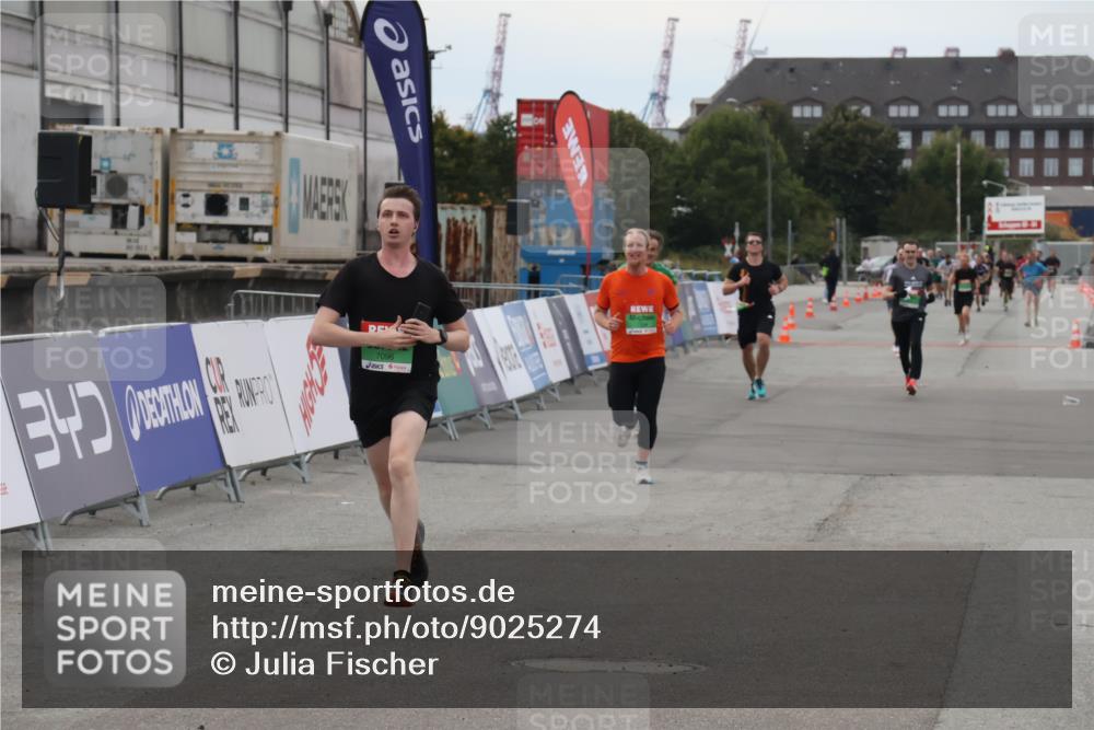 03.10.2025 - Köhlbrandbrückenlauf Julia Fischer http://msf.ph/oto/9025274 03.10.2025 15:58:19 Ziel 7096, 7104, 8761, 9223, 9224, 9227 meine-sportfotos.de