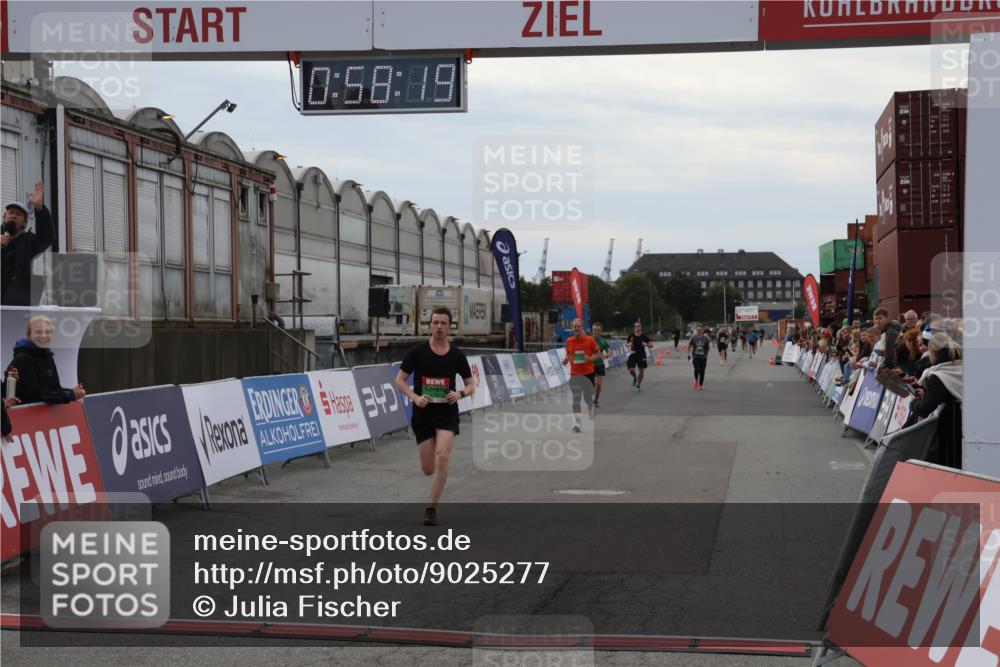 03.10.2025 - Köhlbrandbrückenlauf Julia Fischer http://msf.ph/oto/9025277 03.10.2025 15:58:20 Ziel 7096, 7104, 8761, 9223, 9224, 9227 meine-sportfotos.de