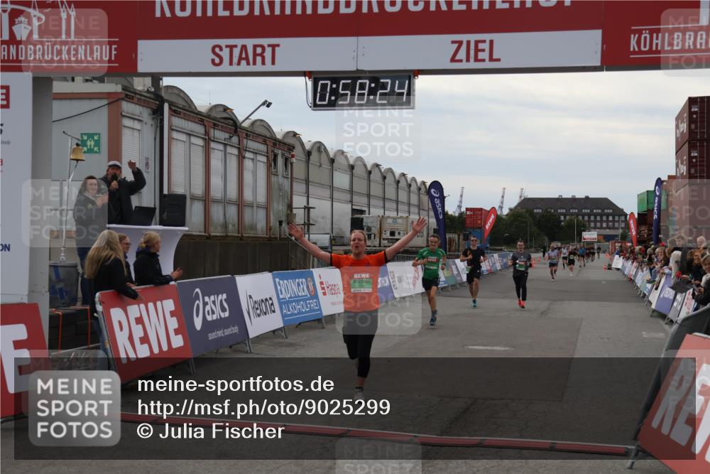 03.10.2025 - Köhlbrandbrückenlauf Julia Fischer http://msf.ph/oto/9025299 03.10.2025 15:58:24 Ziel 7095, 7096, 7104, 8761, 9340, 9659 meine-sportfotos.de