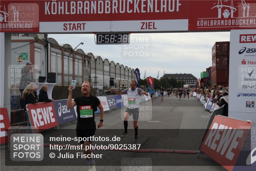 03.10.2025 - Köhlbrandbrückenlauf Julia Fischer http://msf.ph/oto/9025387 03.10.2025 15:58:38 Ziel 7121, 9057, 9715 meine-sportfotos.de