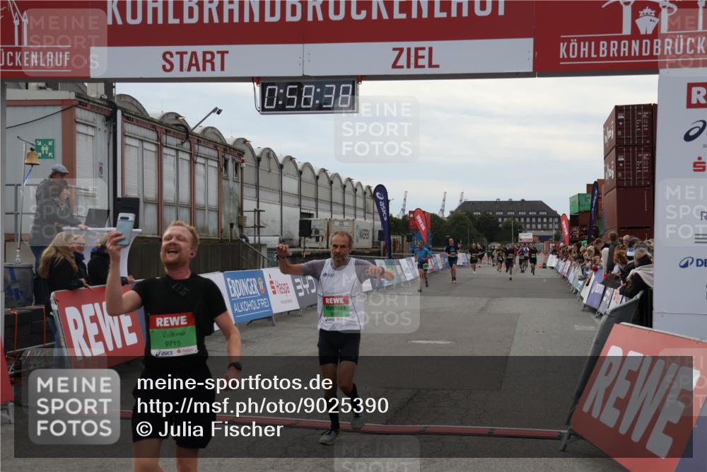 03.10.2025 - Köhlbrandbrückenlauf Julia Fischer http://msf.ph/oto/9025390 03.10.2025 15:58:38 Ziel 7121, 9057, 9715 meine-sportfotos.de