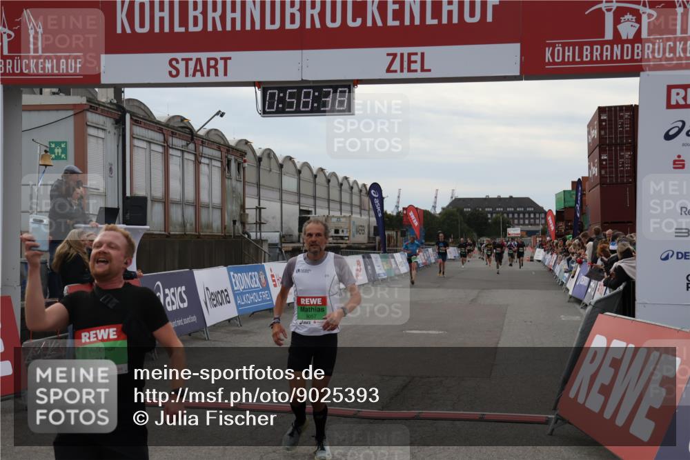 03.10.2025 - Köhlbrandbrückenlauf Julia Fischer http://msf.ph/oto/9025393 03.10.2025 15:58:39 Ziel 7121, 9057, 9715 meine-sportfotos.de