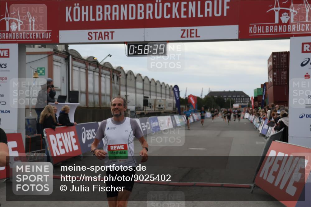 03.10.2025 - Köhlbrandbrückenlauf Julia Fischer http://msf.ph/oto/9025402 03.10.2025 15:58:39 Ziel 7121, 9057, 9715 meine-sportfotos.de