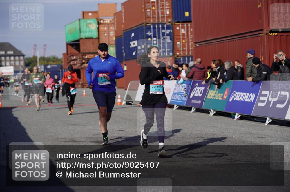 03.10.2025 - Köhlbrandbrückenlauf Michael Burmester http://msf.ph/oto/9025407 03.10.2025 10:28:22 Ziel 1713, 1910, 2409, 3013, 3054, 3360, 3611 meine-sportfotos.de