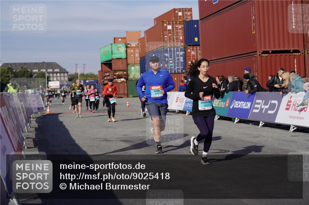 03.10.2025 - Köhlbrandbrückenlauf Michael Burmester http://msf.ph/oto/9025418 03.10.2025 10:28:23 Ziel 1713, 1910, 2409, 3013, 3054, 3611 meine-sportfotos.de