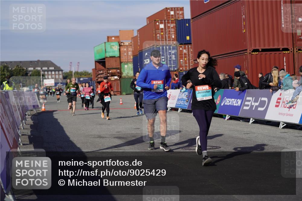 03.10.2025 - Köhlbrandbrückenlauf Michael Burmester http://msf.ph/oto/9025429 03.10.2025 10:28:23 Ziel 1713, 1910, 2409, 3013, 3054, 3611 meine-sportfotos.de