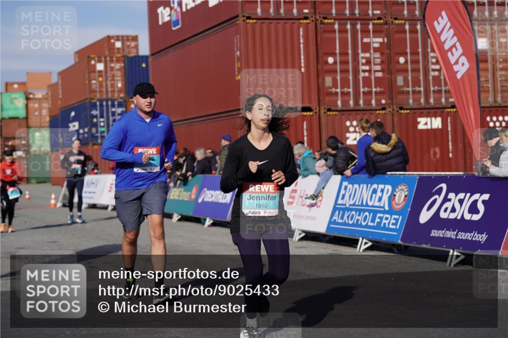 03.10.2025 - Köhlbrandbrückenlauf Michael Burmester http://msf.ph/oto/9025433 03.10.2025 10:28:24 Ziel 1713, 1765, 1910, 2216, 2409, 3013, 3054 meine-sportfotos.de