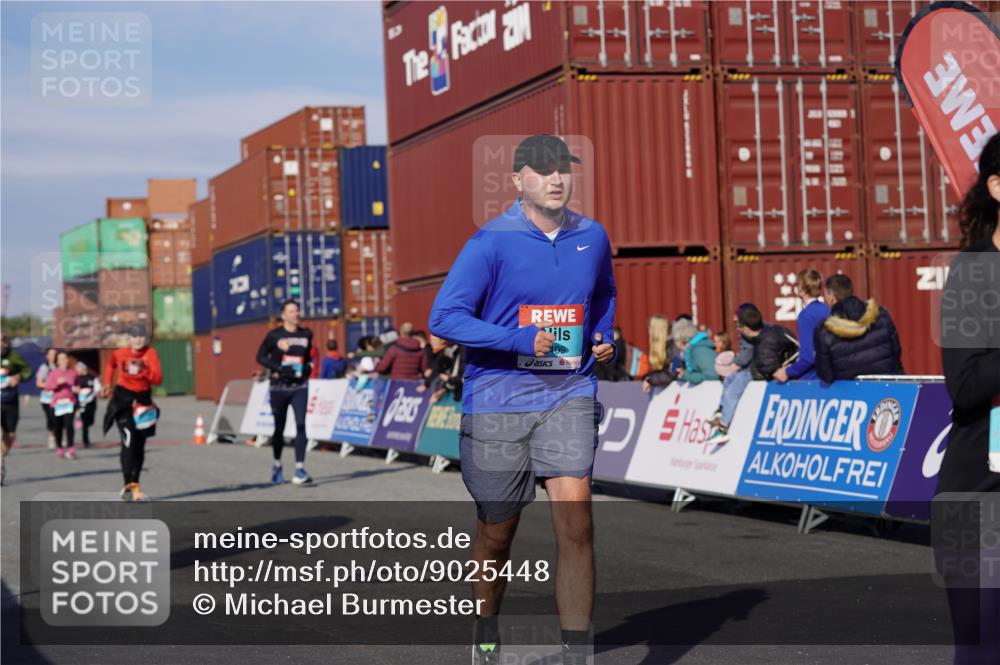 03.10.2025 - Köhlbrandbrückenlauf Michael Burmester http://msf.ph/oto/9025448 03.10.2025 10:28:24 Ziel 1713, 1765, 1910, 2216, 2409, 3013, 3054 meine-sportfotos.de
