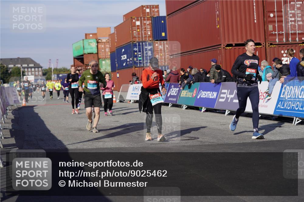 03.10.2025 - Köhlbrandbrückenlauf Michael Burmester http://msf.ph/oto/9025462 03.10.2025 10:28:28 Ziel 1713, 1765, 1896, 1897, 2216, 2409, 3013, 3054, 3483 meine-sportfotos.de