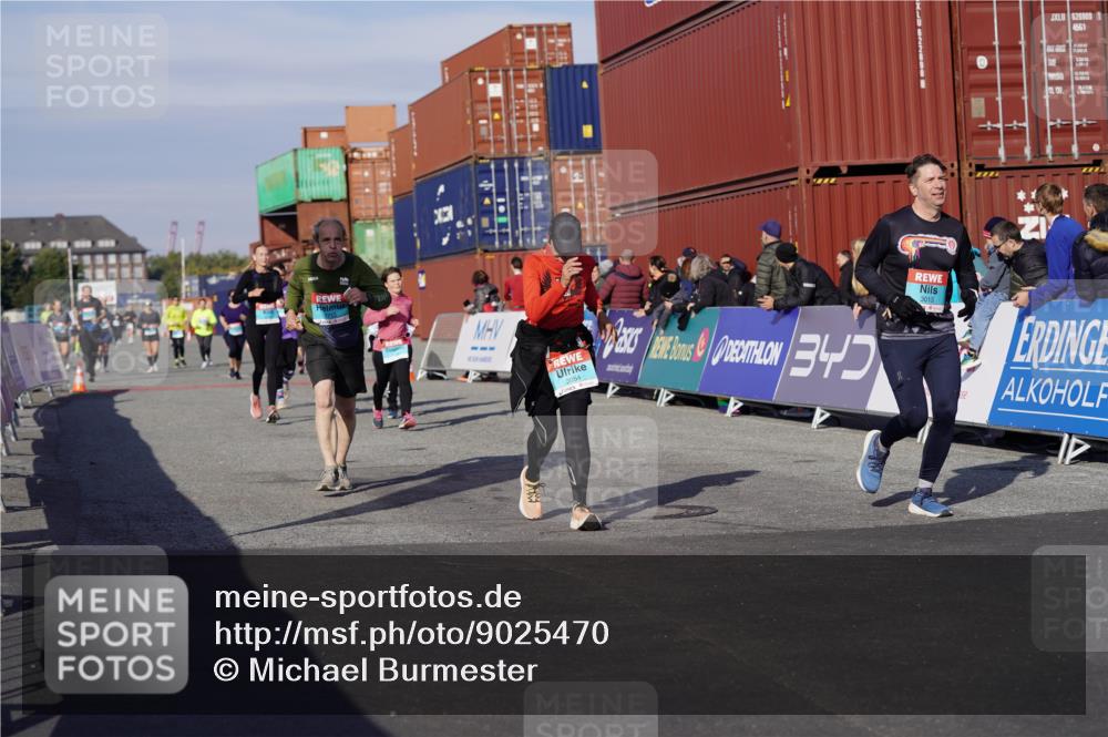 03.10.2025 - Köhlbrandbrückenlauf Michael Burmester http://msf.ph/oto/9025470 03.10.2025 10:28:28 Ziel 1713, 1765, 1896, 1897, 2216, 2409, 3013, 3054, 3483 meine-sportfotos.de