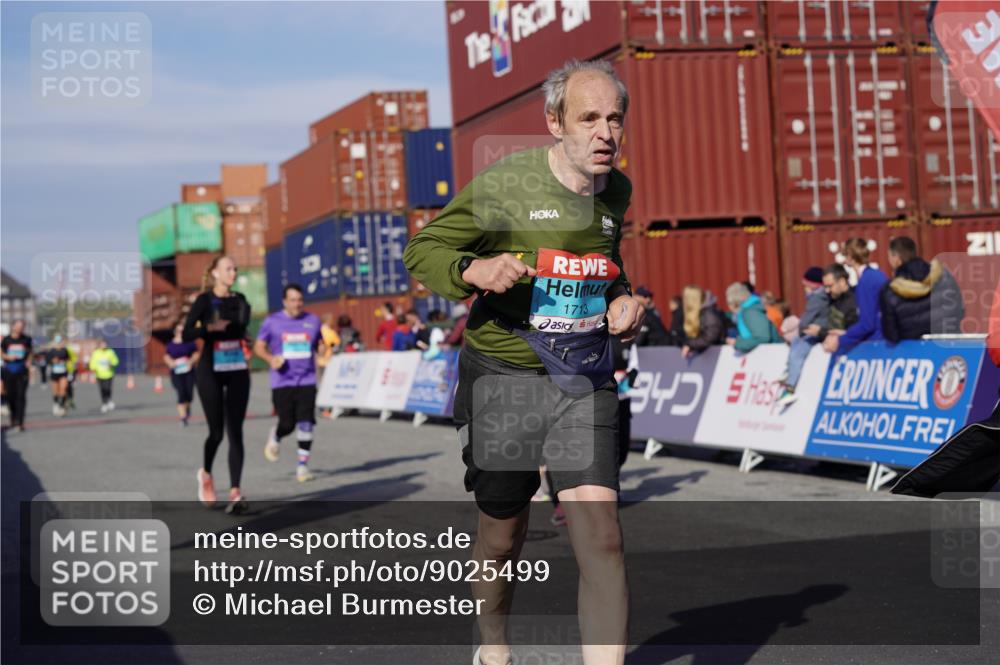 03.10.2025 - Köhlbrandbrückenlauf Michael Burmester http://msf.ph/oto/9025499 03.10.2025 10:28:31 Ziel 1713, 1765, 1896, 1897, 2090, 2216, 2339, 3013, 3054, 3483 meine-sportfotos.de