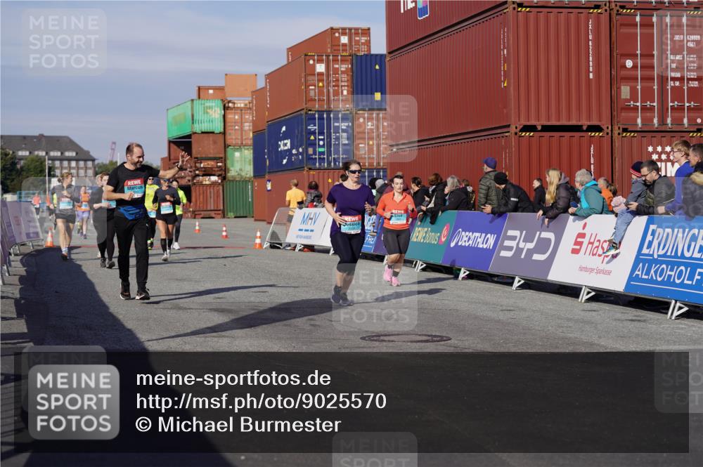 03.10.2025 - Köhlbrandbrückenlauf Michael Burmester http://msf.ph/oto/9025570 03.10.2025 10:28:37 Ziel 1394, 1454, 1577, 1748, 1863, 1896, 1897, 2090, 2339, 2493, 3483, 3612 meine-sportfotos.de