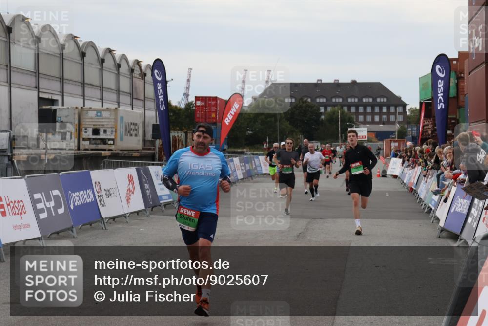03.10.2025 - Köhlbrandbrückenlauf Julia Fischer http://msf.ph/oto/9025607 03.10.2025 15:59:14 Ziel 7496, 9118, 9370, 9521 meine-sportfotos.de