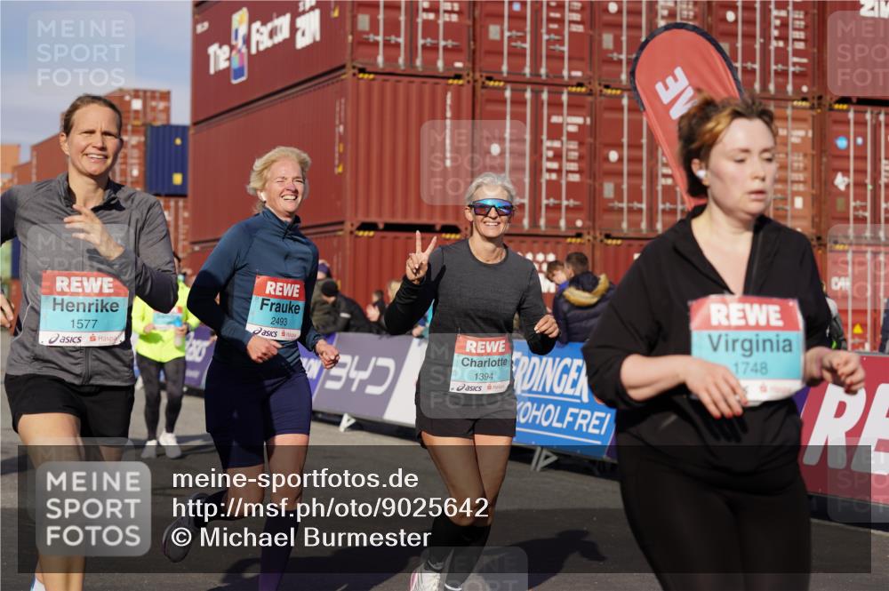 03.10.2025 - Köhlbrandbrückenlauf Michael Burmester http://msf.ph/oto/9025642 03.10.2025 10:28:45 Ziel 1348, 1394, 1454, 1577, 1748, 2493, 3292, 3293, 3612 meine-sportfotos.de