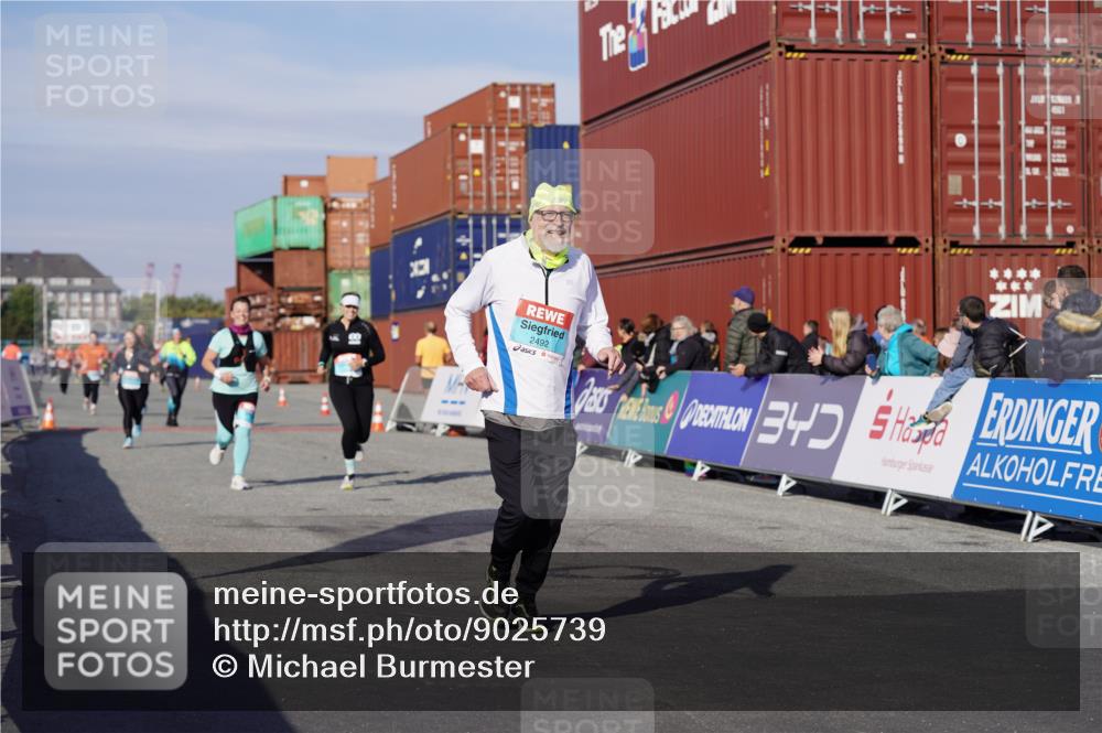 03.10.2025 - Köhlbrandbrückenlauf Michael Burmester http://msf.ph/oto/9025739 03.10.2025 10:28:54 Ziel 2177, 2263, 2264, 2375, 2492, 2922, 3292, 3293 meine-sportfotos.de