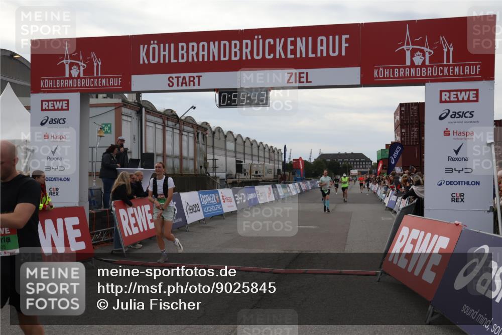 03.10.2025 - Köhlbrandbrückenlauf Julia Fischer http://msf.ph/oto/9025845 03.10.2025 15:59:43 Ziel 7025, 7048, 7059, 7083, 7187, 7193, 7225, 9113 meine-sportfotos.de