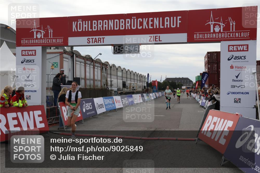 03.10.2025 - Köhlbrandbrückenlauf Julia Fischer http://msf.ph/oto/9025849 03.10.2025 15:59:43 Ziel 7025, 7048, 7059, 7083, 7187, 7193, 7225, 9113 meine-sportfotos.de
